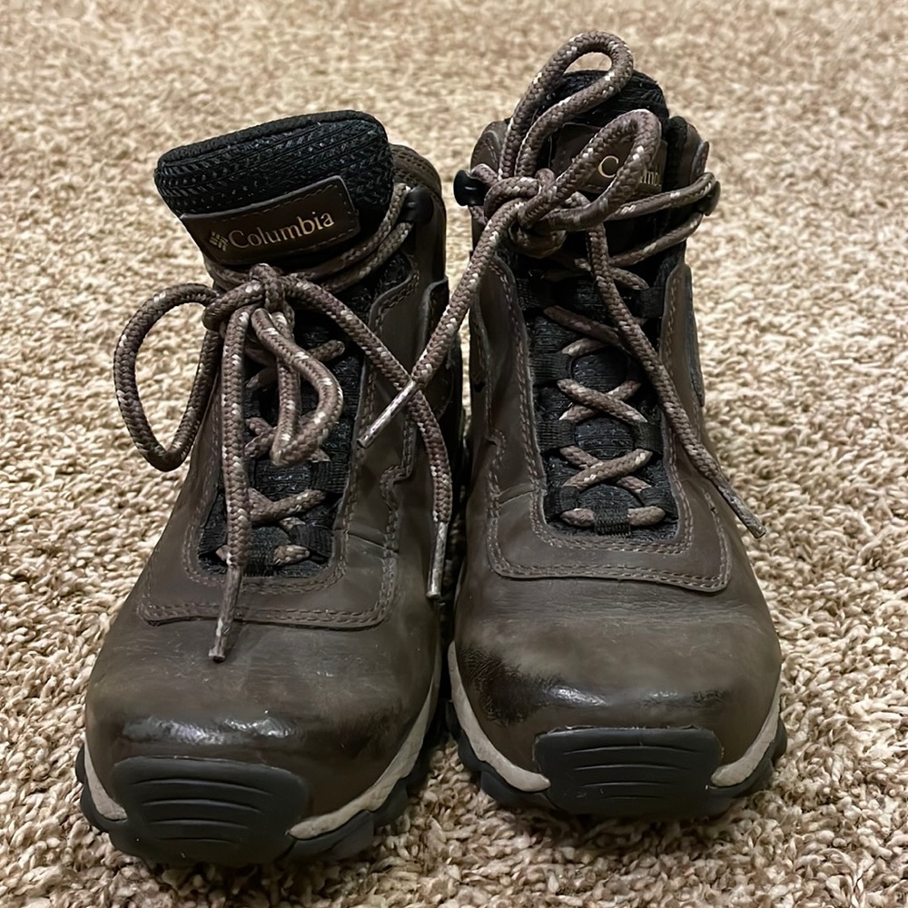 Columbia Yoncalla Brown Leather Boots with Omni Grip